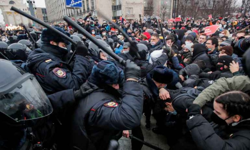 Se ascut săbiile Estului